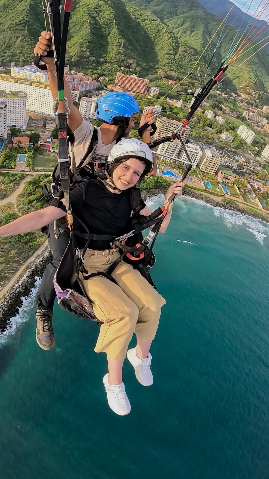 ¡Me atreví a volar en Parapente! 😳🪂 Fue una aventura que me llenó de emoción, al principio estaba un poco nerviosa pero después no me dio ni un poco de miedo 😍
Gracias por permitirme vivir esta ex