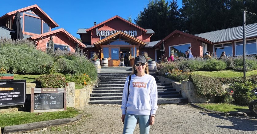 Para variar un poco la cervecería 🤭. @kunstmannchile 
.
.
.
.
.
.
.
.
.
.
.
#cervecería #cerveza #cervezaartesanal #bariloche #sancarlosdebariloche #diasoleado🌞 #sol #otoño #levis #gacel #jeans #vaq