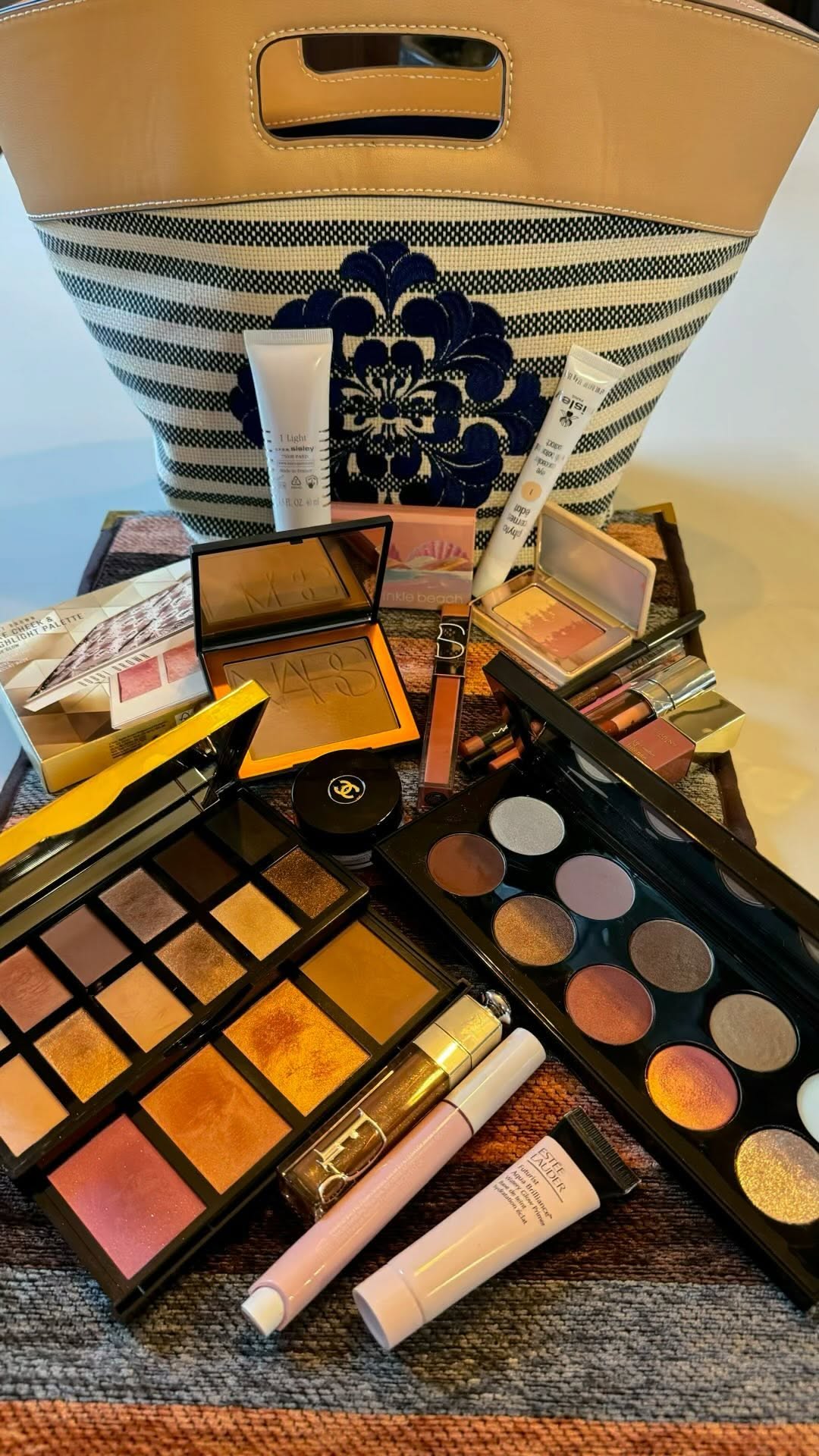 Hola cómo están ?

Les quería compartir el cosmetiquero de la semana

Primer Hidratante @esteelauder_cl Futurist Aqua Brilliance 15ml

Tinte de @sisleyparisofficial Phyto Hydra Teint Beautifying Tinte