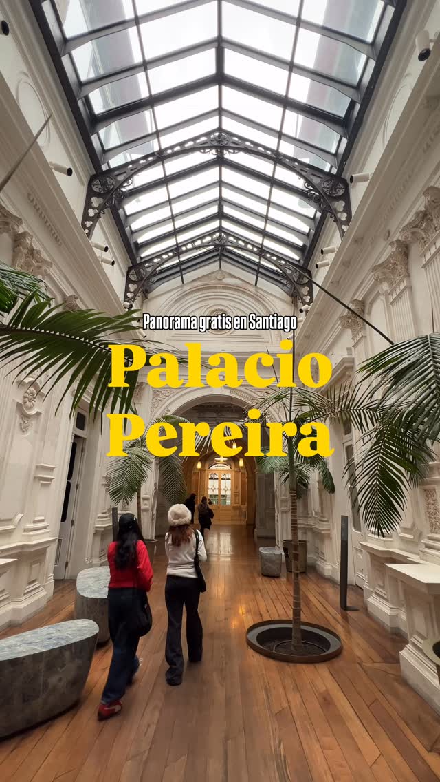 Panorama gratis en Santiago ✨El Palacio Pereira es uno de esos lugares que sorprenden apenas cruzas la puerta. Construido en 1874, este emblemático edificio estuvo abandonado durante años hasta conver
