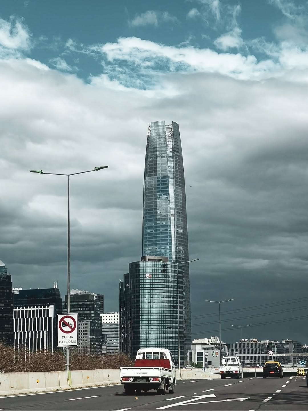 Un día totalmente cambiante en Santiago desde lluvia, día nublado, frío para luego salir el sol. Saben quién está nevada? 🏔️
Les dejo mi recorrido durante este día 📸