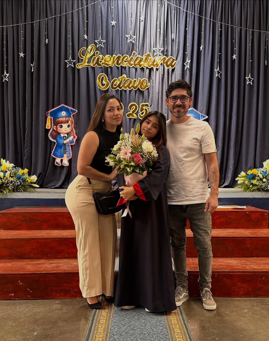 Hoy celebramos mucho más que una graduación, celebramos tu esfuerzo, constancia y en la maravillosa persona en la que te estás convirtiendo. Cada paso que diste, cada desafío que enfrentaste y cada lo