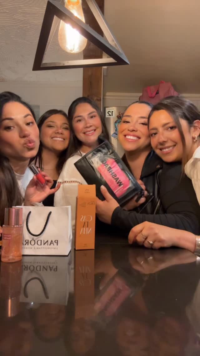 Celebración de Navidad 🎄🎁 con las amigas de la vida ❤️🩹 las quieroooooo 🫶🏽