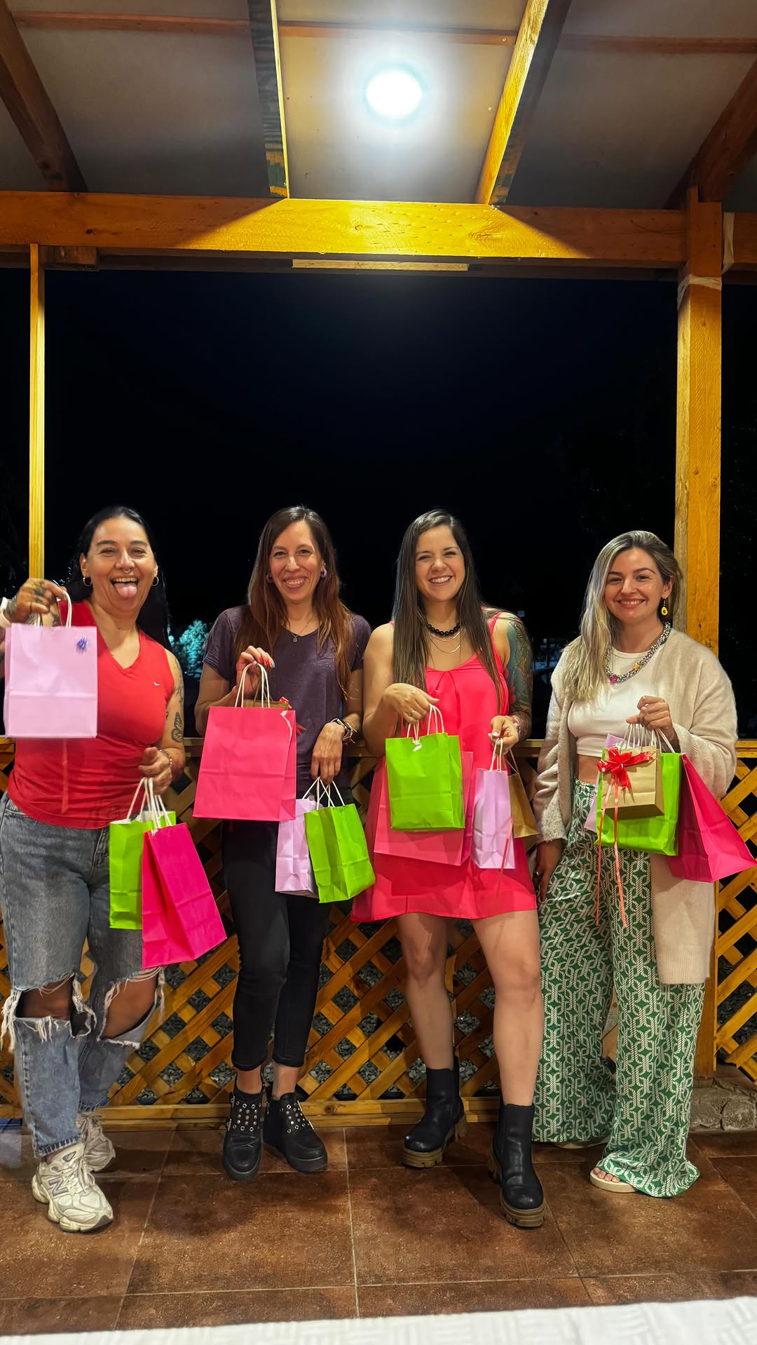 Nos conocimos en el gym hace un par de años ,tirábamos la talla en los entrenamientos y el cariño fue creciendo en cada clase y de apoquito se formó en una bonita amistad con esta chiquillas lindas ,l