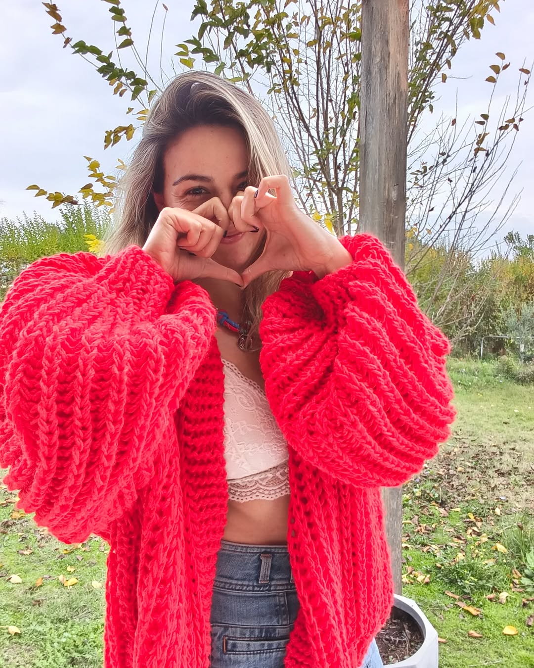 Está preciosura roja furiosa se va con su dueña, si quieres uno para ti escríbeme! .

Está tejido en palillos con hilado doble lo que lo convierte en el abrazo perfecto que necesitas los días fríos .
