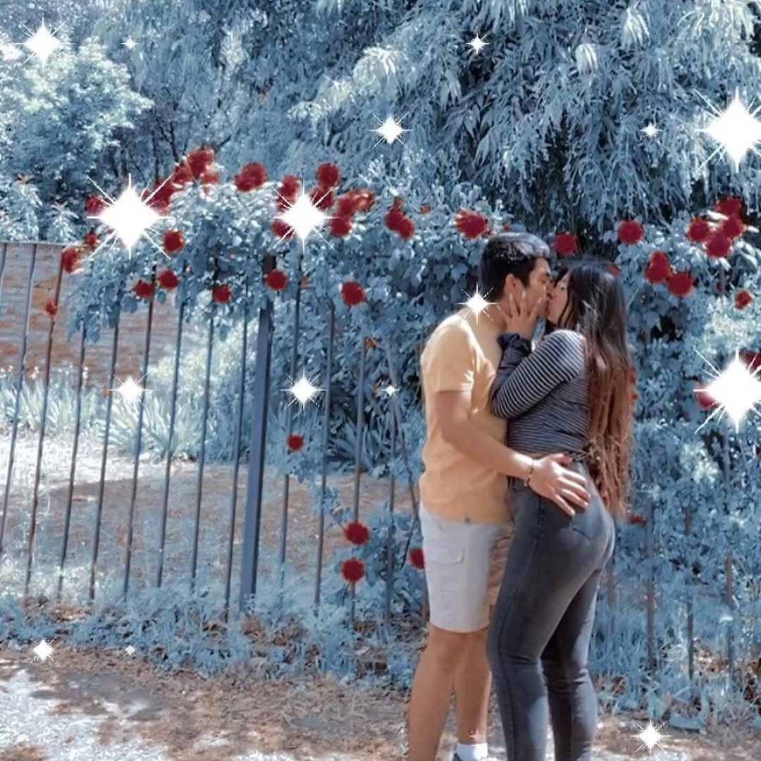 Me vuelve loca ese moreno piel canela
Cuanto me gustarรญa ver contigo las estrellas
Tรบ tienes lo que no tiene ninguno๐ฅบ๐