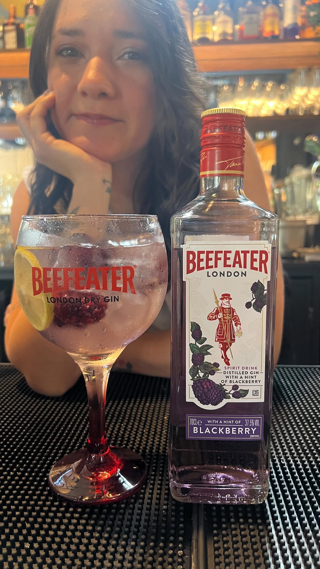 Probando el nuevo
sabor mora de @beefeatergin 🍇✨
Nueva excusa para un gin.
Acompáñame a probar Beefeater London Blackberry y verás que preparar un buen gin tonic… no se deMORA nada. ✨💜
Recuerda